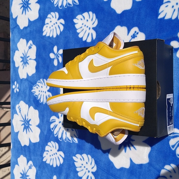 Jordan 1 Low Big Kids 5Y Women's 6.5 (defect) - Picture 2 of 12